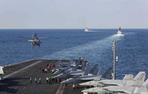 2019年11月19日，美国海军亚伯拉罕·林肯号航空母舰在霍尔木兹海峡附近行驶。