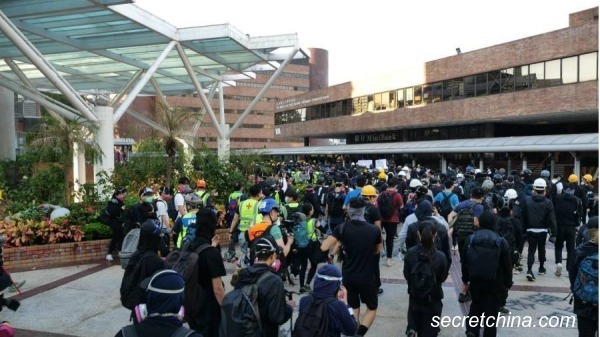 香港理工大学目前仍有100名学生拒绝离开。
