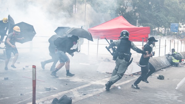 香港警察在2019年11月18日在香港理工大學暴力追逐示威者