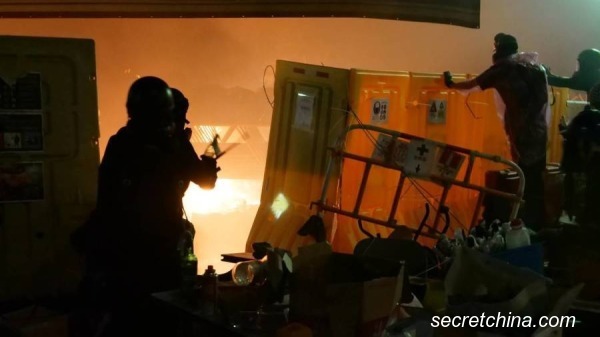 图文2019年11月反送中时期，当局将战火烧向理工大学。（图片来源：庞大卫/看中国）