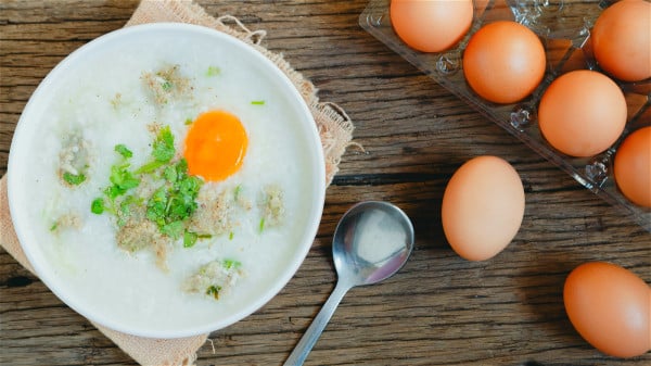 蛋类含硒量多于肉类，平时可以适量补充。