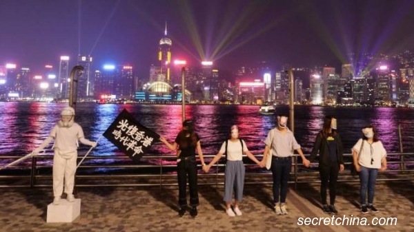 圖為2019年香港市民在尖沙咀參加人鏈活動，期間演唱《願榮光》。（攝影：龐大衛/看中國）