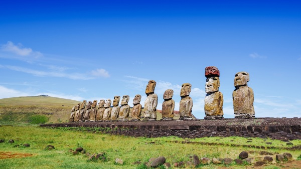 复活节岛的巨人石像。（图片来源：Adobe Stock）