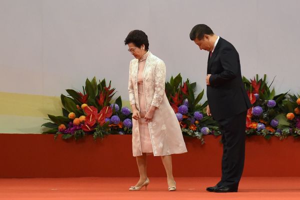 2017年7月1日，林鄭月娥在香港會展中心向習近平宣誓成為香港特首後準備離開。 