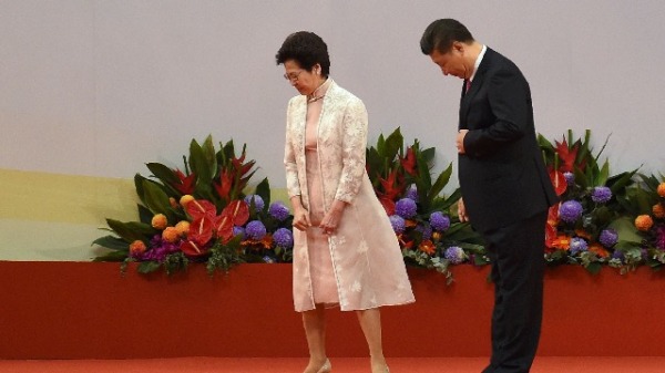 2017年7月1日，林郑月娥在香港会展中心向习近平宣誓成为香港特首后准备离开。