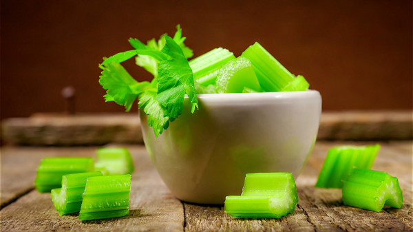 芹菜含大量膳食纤维，帮助排出肠道中的垃圾，改善便秘。