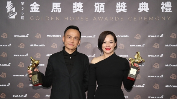 金马56，最佳女主角由“热带雨”的杨雁雁（右）获奖；最佳男主角由“阳光普照”的陈以文（左）获奖，两人后台开心留影