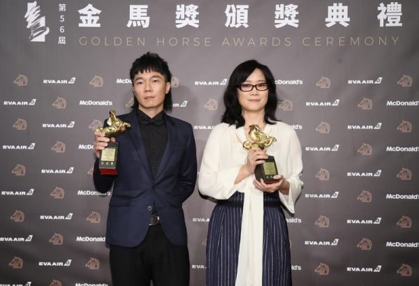 第56屆金馬獎23日晚間在台北國父紀念館隆重舉行頒獎典禮，最佳原創電影歌曲由電影「返校」主題曲「光明之日」奪得，作曲人盧律銘登台領獎。