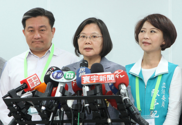 香港区议会选举近三百万人投票，泛民主派取得超过380席。总统蔡英文上午在台南接受媒体联访时表达了看法。