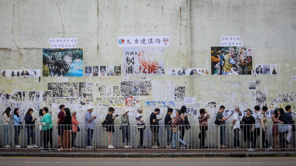 圖為2019年11月香港區議會選舉，市民在票站外排長隊。（圖片來源：Getty Images）