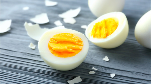 不吃蛋黄就等于没吃鸡蛋一样，起不到应有的营养补充效果。