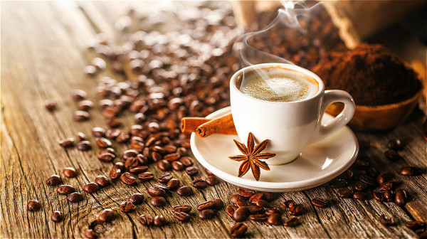 有失眠困擾者可減少飲用含咖啡因飲料，如咖啡、茶等。