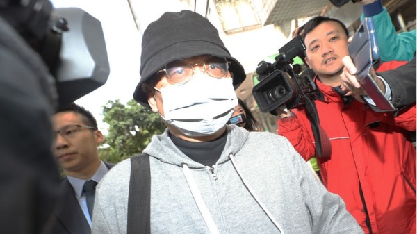 11月27日，台北地檢署傳喚向心（中）與妻子龔青說明涉國安法案件。