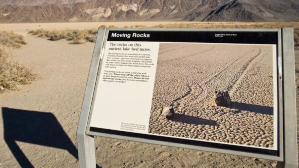 美国加州死亡谷“会走路的石头”（Sliding Rocks）闻名世界。