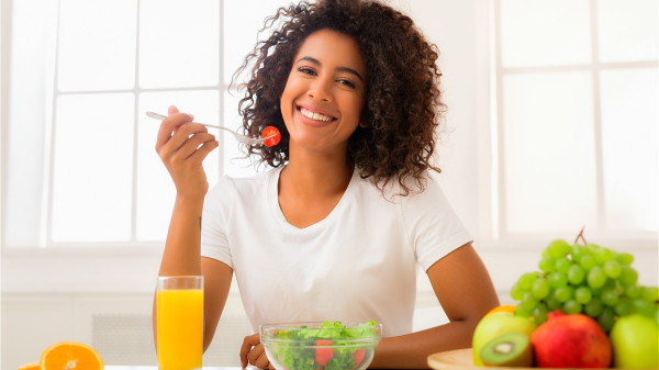 新鲜蔬果富含纤维素，能够降低血脂，促进肠蠕动。