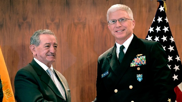 厄瓜多國防部長奧斯瓦爾多．賈林（Oswaldo Jarrin）與美國南方司令部司令克雷格•法勒（Craig Faller）（圖片來源：RODRIGO BUENDIA / AFP/Getty Images）