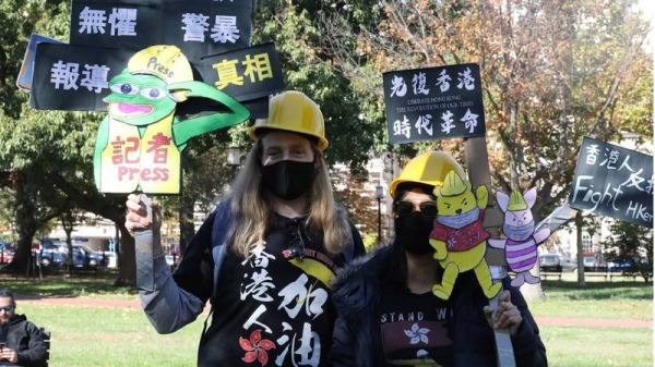 多位民眾昨日聚集華府拉法葉廣場，響應香港「112求援國際，堅守自治」活動。主辦單位喊話，希望美國參議院盡快通過「香港人權與民主法案」。