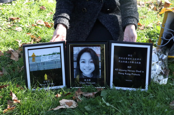 华府声援香港组织“DC4HK”2日举办112求援国际活动，其中悼念曾参与香港“反送中”运动丧生的民众，包含失踪多日之后遗体在海上被发现的香港15岁少女陈彦霖。