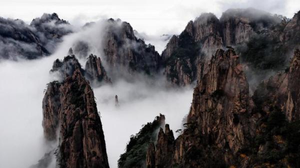 东晋时期的高僧刘萨诃曾预言，这座山崖将出现大佛像。