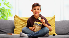 絕對怪異他只吃了薯片就醉酒失控倒地(圖)