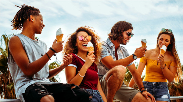 冰淇淋等乳化食品可以让唾液分泌更加旺盛，让大脑更振奋、愉悦，品尝起来味道也更好。
