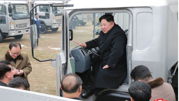 朝鮮最高領導人金正恩在視察一家車場