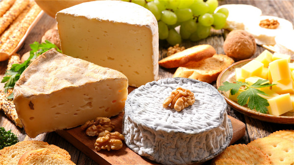 奶酪的浓度比酸奶更高，近似固体食物，营养价值也因此更加丰富。