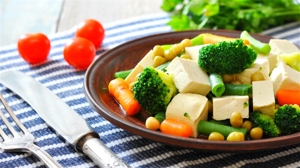 西兰花和豆腐都含有效的抗氧化剂，有抗衰老的功效。