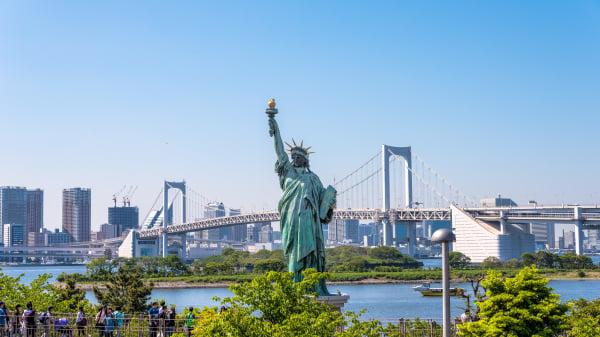 东京湾有一个很大的广埸，矗立着一座自由女神像。