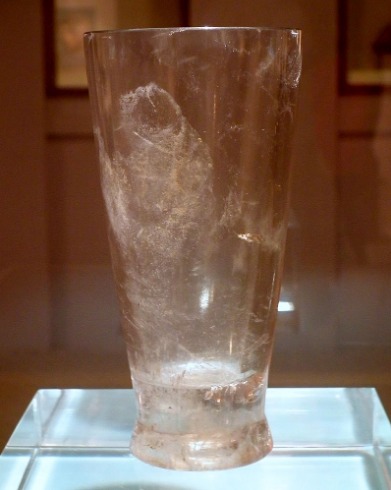 这个战国水晶杯的透明度很高，造型简洁流畅，十分有现代感，很像我们平时喝水用的玻璃杯。（图片来源：维基百科）