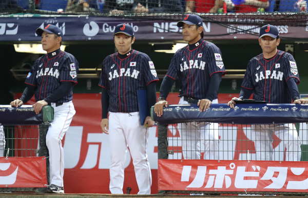 日本總教練稻葉篤紀（右2）賽後表示，「這場比賽關鍵是在1局上先攻下2分，主導優勢。」