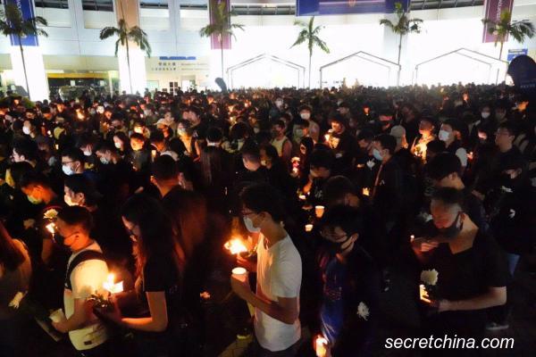 科大學生會於校內舉行燭光晚會追悼周梓樂。（圖片來源：周秀文／看中國攝影）