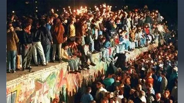 柏林墙见证了无数墙内人，对自由明灯的向往，即便付出生命，克服千难万险，也要奔向自由。