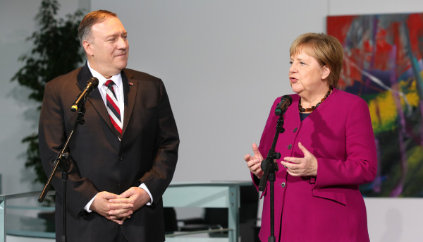 美国国务卿篷佩奥和德国总理默克尔于2019年11月8日在德国总理府的新闻发布会上讲话。