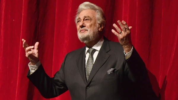 多明哥被控对年轻女性做出不当行为，洛杉矶歌剧院已着手展开调查，目前已有两家剧院取消了他的演出场次，他也辞去洛杉矶歌剧院总监职务。