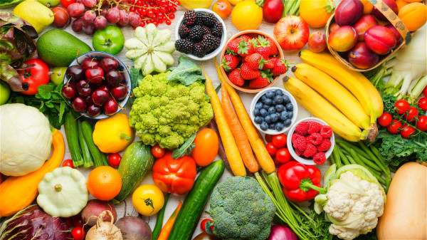 摄取各⾊彩红蔬菜能获取不同的维⽣素、矿物质及植化素多酚等。