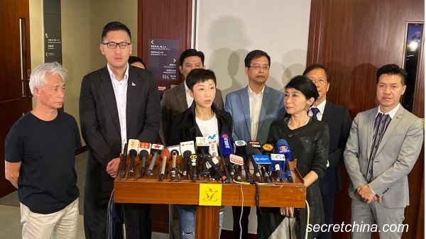 香港民主派议员批评当局拘捕议员，意图阻挠11月24日的区议会选举。（图片来源：周秀文／看中国摄影）