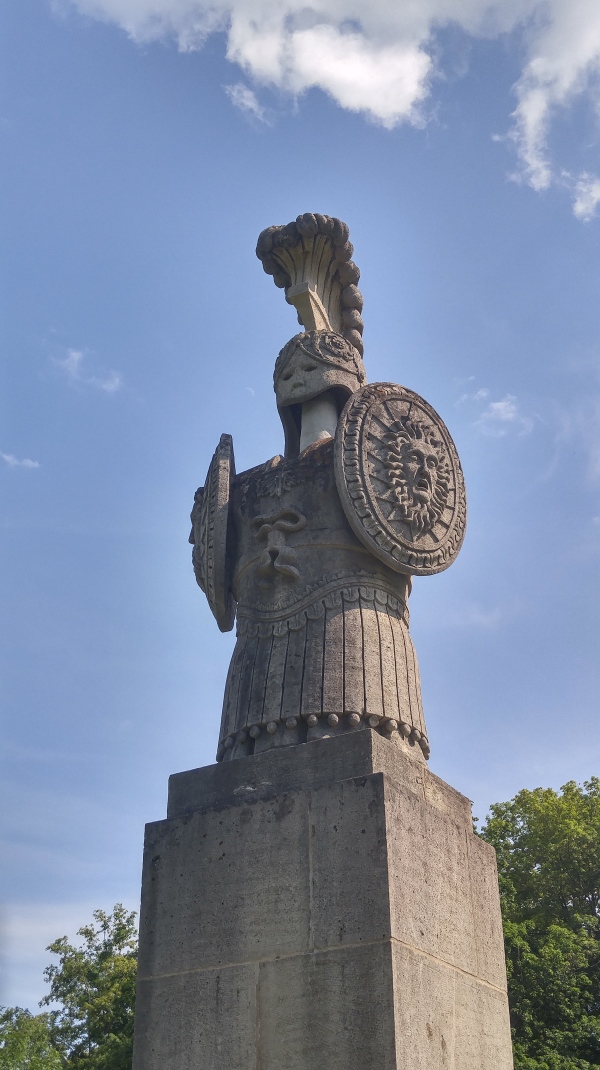 紀念碑上代表軍隊捍衛加拿大的盔甲雕像。（圖片來源：辛迪／看中國）