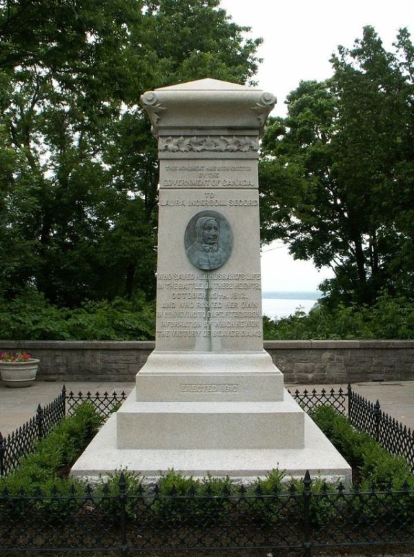 公园中劳拉.斯科特的纪念碑。（图片来源：辛迪／看中国）