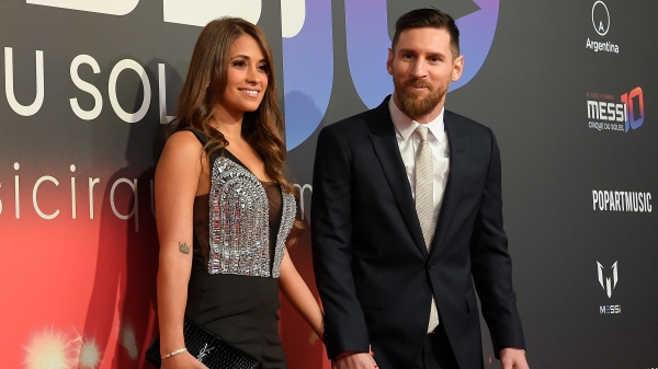 阿根廷足球巨星梅西获得2019年金球奖，这是他生涯第6座金球奖，成为获得最多金球奖的球员。图为梅西（Lionel Messi）和他的妻子安东内拉・罗库佐（Antonella Roccuzzo）。