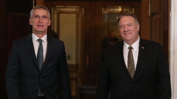 北約秘書長延斯‧斯托爾滕貝格（Jens Stoltenberg）與美國國務卿蓬佩奧（圖片來源：Mark Wilson/Getty Images)