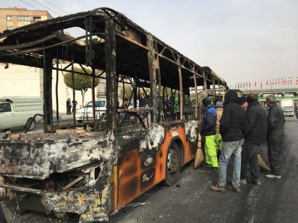 2019年11月17日，伊朗汽油價格上漲導致的示威遊行期間被燒燬的公共汽車的殘骸。