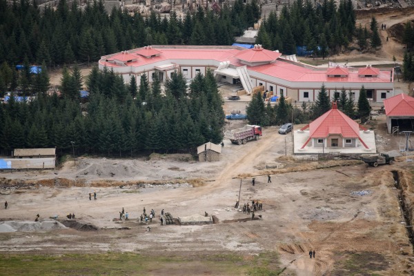 2019年9月13日拍摄的照片显示，朝鲜北部城市Samjiyon正在建设中的滑雪设施。