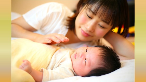 对婴孩来说，仰卧式睡姿的好处是对后脑杓以及面部五官的塑形有良好的帮助。