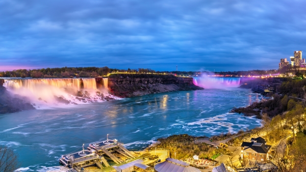 世界著名的三大瀑布之一的尼亞加拉大瀑布 (Niagara falls)是由兩個瀑布組成：馬蹄型瀑布、美國瀑布或稱新娘婚紗瀑布。（圖片來源：Adobe Stock）