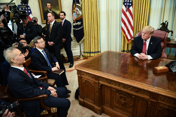 美国总统川普（右）1月底在白宫会晤刘鹤。