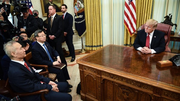 贸易战最新一轮谈判，美国总统川普在白宫椭圆形办公室会晤中国副总理刘鹤。