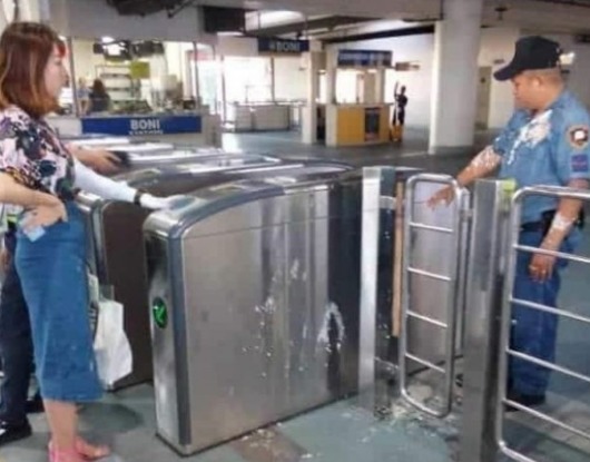 中国籍女子因携带豆花入闸遭拒 大闹菲律宾捷运站
