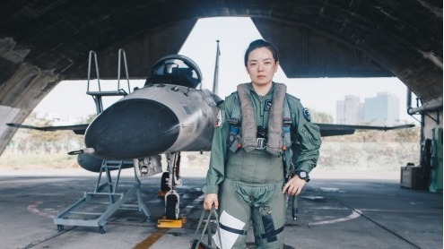 郭文靜中尉創下中華民國史上，首位由志願役女兵轉成IDF戰機女性飛行員的記錄！圖為她穿戴個人裝備，包含抗G衣，適身套袋以及救生背心。