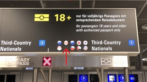 德国法兰克福机场看板上的台湾（Taiwan）一词跟中华民国国旗图示因为中国施压被涂销，不过，台湾人快速通关的待遇没有改变。